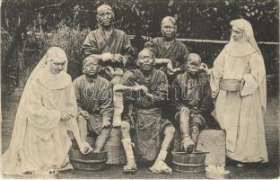 1912 Franziskanerinnen, Missionärinnen Mariens mit Pfleglingen des Aussätzigen-Hospitals zu Biwasaki (Japan) / Biwasaki Leprosarium, Sisters of St. Francis nurses with Japanese leprosy patients (Rb)