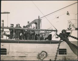 1933 Horthy Miklós megtekinti az Apollinaris III. nevű motoros teherhajót, a csepeli Szabadkikötőbe ...