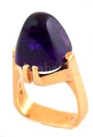 Arany(Au) 14K gyűrű, karmosan foglalt ametiszt kővel, szögletes forma, jelzett, méret: 56, bruttó: 11,9 g