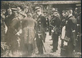 1917 IV. Károly király az aknatárban, egy kihalászott aknát tekint meg / Emperor Carl in Pola, viewing of a mine 17x12 cm