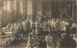 1916 Miskolc, iskola tornaterme katonai kórházzá átalakítva, sérült katonák, nővérek, pap / WWI K.u.K. military hospital in a schools gym class, injuted soldiers, nurses, priest. photo