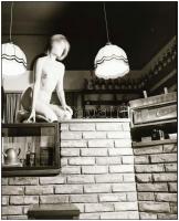 cca 1979 A bár mixernője záróra után, Menesdorfer Lajos (1941-2005) budapesti fotóművész hagyatékából, 4 db vintage NEGATÍV, 6x6 cm