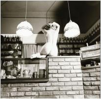 cca 1979 A bár mixernője záróra után, Menesdorfer Lajos (1941-2005) budapesti fotóművész hagyatékábó...