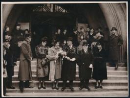cca 1941 Budapest, Kredatos Károly fotóriporter felvételei egy esküvőről, 4 db pecséttel jelzett, vintage fotó, 18x24 cm