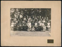 1928 Gödöllő, Krummer Géza fényképész által készített iskolai csoportkép, a kép alul kissé sérült, 11,2x16,2 cm, karton (sarkán törésvonal) 18,2x24,3 cm