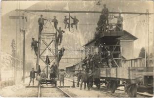 1924 Arlbergbahn, Bahnhof, Elektrifizierungsarbeiten im Sommer bei Österr. Siemens-Schuckert-Werke / Arlberg railway station, electrification work in summer. photo