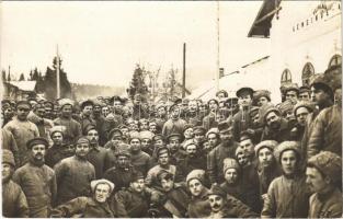 1918 Erdély, magyar-orosz vegyes csoport a thea háznál (városháza), katonák télen / WWI K.u.K. military, Transylvania, Hungarian-Russian soldiers in front of the town hall (primaria). photo