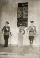 1949 és 1950-ben hősi halált halt rendőrök emléktáblája - jól olvasható nevekkel - a Budapesti Rendőr Főkapitányságon, vintage NEGATÍV, 6x9 cm
