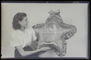 cca 1951 Kortörténeti dokumentum! Ötágú (vélhetően vörös) csillagpárnán Magyarország címere, külön szalagon olvasható: a kiskunfélegyházi tollüzem ifjúsága és dolgozói, Mosonyi Antalné (?-?), (Marika fotó) kiskunfélegyházi műtermében készült 2 db fekete-fehér, vintage síkfilm NEGATÍV, 10x15 cm