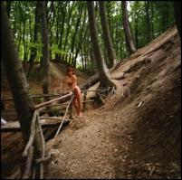 cca 1986 Egy városi lány kis kalandja az erdőben, Menesdorfer Lajos (1941-2005) budapesti fotóművész hagyatékából, 5 db vintage NEGATÍV, 6x6 cm
