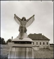 cca 1979 A város felett szabadon, Menesdorfer Lajos (1941-2005) budapesti fotóművész hagyatékából, 4 db vintage NEGATÍV, 6x6 cm