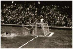 cca 1950-1960 Vízilabda mérkőzés, 5 db negatív kocka, 3,5×4 cm