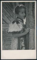 Buday J. László (?-?): Leselkedő erdélyi kislány, jelzett fotó, 14×9 cm