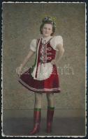 1940 Pásztó, kislány magyaros népviseletben, színezett fotólap, felületén törésnyom, 13,5×8,5 cm