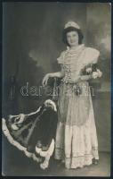 1942 Bp., Fiatal hölgy magyaros ruhában, fotólap Molnár Erzsi műterméből, 13,5×8,5 cm