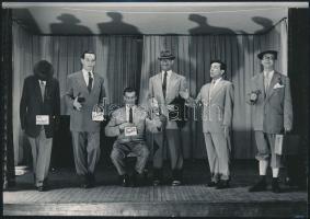 1956 Görbe Tükör paródia együttes, Falus Károly pecséttel jelzett fotója, 13×18 cm