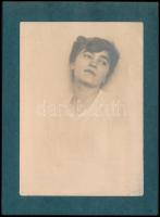 cca 1910 Fiatal hölgy portréja, kartonra ragasztott fotó, 15×11 cm