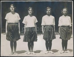 1925 Teniszező lányok csoportja, Macsi András pecséttel jelzett fotója, 17×23 cm