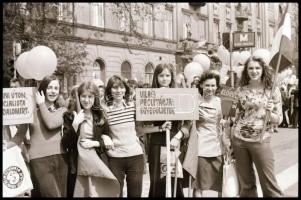 1975 Budapest, május elsejei felvonulás, 16 d kisfilm negatív kocka