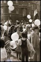 1975 Budapest, május elsejei felvonulás, 16 d kisfilm negatív kocka