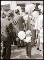 1975 Budapest, május elsejei felvonulás, 16 d kisfilm negatív kocka