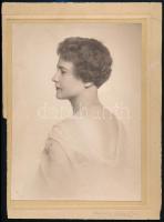 Fiatal hölgy műtermi portréja, Székely Aladár (1870-1940) fényképész műtermében készült, jelzett fotó, kartonra kasírozva, sérült karton, 23×17 cm