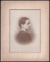cca 1900 Fiatal hölgy portréja, fotó paszpartuban, 23×16,5 cm