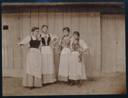 1896 Kassa, népviseletes lányok 14x10 cm