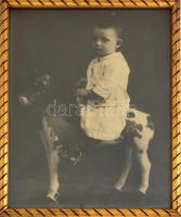 cca 1930-40 Kisgyerek játék lovon, nagy méretű műtermi fotó. Régi, korabeli üvegezett fa keretben, 36,5x27 cm