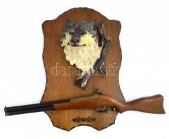 Vadász dísztárgy, farkas fejjel és dísz puskával, farkas: 58,5x39 cm, puska h: 70 cm