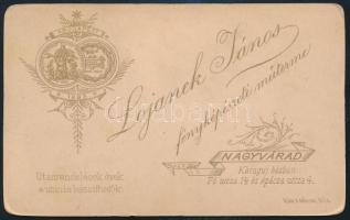 cca 1890 Kisgyermek portréja, keményhátú fotó Lojanek János nagyváradi műterméből, 10,5×6,5 cm