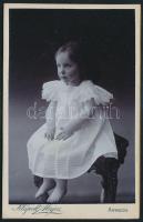 cca 1900 Kislány széken, keményhátú fotó Klapok Lajos aradi műterméből, 10,5×6,5 cm