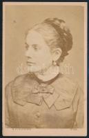 cca 1880 Női portré, keményhátú fotó Stockmann bécsi műterméből, 10,5×6,5 cm
