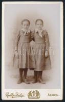 cca 1897 Lányok egyenruhában, keményhátú fotó Rutkai Fülöp aradi műterméből, 10,5×6,5 cm