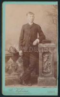 cca 1885 Fiatal férfi portréja, keményhátú fotó Kofsina Rudolf lugosi műterméből, vágott karton, 10,5×6,5 cm
