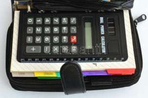 Egy bőrkötésű szervező naptár, számológéppel