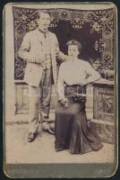 cca 1910 Fiatal pár fotója, keményhátú fotó Krakovszky bánhidai műterméből, szecessziós hátlappal, sérült, 16×10,5 cm