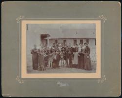 cca 1905 Társaság Karancsalján, kartonra kasírozott fotó Hollósi József műterméből, 10,5×14,5 cm