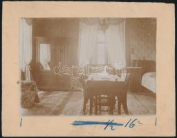 1900 A csobánkai Margitliget Szanatórium (ma kastély) erkélyes szobája egy személyre, fotó kartonon, hátoldalon feliratozva, jó állapotban, 12,5×17 cm