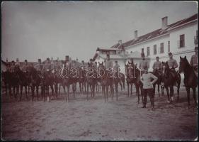 cca 1900 Huszárcsapat fotója a Ludovika udvarán, kartonra ragasztott fotó, 11,5×16,5 cm