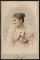 1894 Színezett női portré, keményhátú fotó Goszleth István budapesti műterméből, 17×11 cm