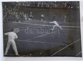 cca 1930 Férfi egyes teniszmeccs, versenyen, eredeti fotónegatív, 9×12 cm