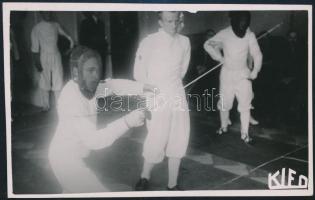 cca 1938 Versenyzők egy magyar vívóversenyen, fotólap, 8,5×13,5 cm