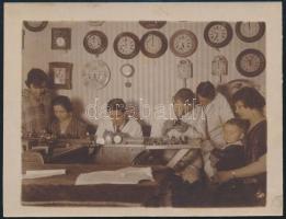 cca 1915 Órajavító mesterek családi vállalkozásban, fotó, 8,5×11,5 cm