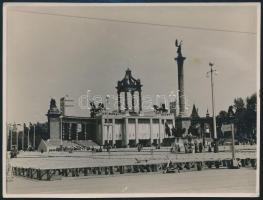 1938 A budapesti Nemzetközi Eucharisztikus Kongresszus emelvénye a Hősök terén, eredeti fotó, hátoldalon feliratozva, 8,5×11 cm