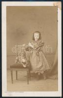 cca 1870 Francia kislány fotója kutyával vizitkártya