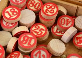 Festett fa lottószámok fa dobozban, 1 hiányzik, 11,5x15,5x3,5 cm