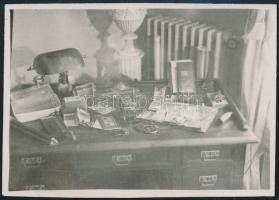 cca 1935 Egy fotós asztala fotófelszerelésekkel, fotó, 5,5×8 cm
