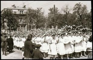 cca 1960 Május 1. felvonulásról készített negatívok 35 db negatív tartóban