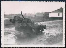 1941 Felborult tank Novoja Ogyesszánál, hátoldalon feliratozott fotó, 6×8,5 cm